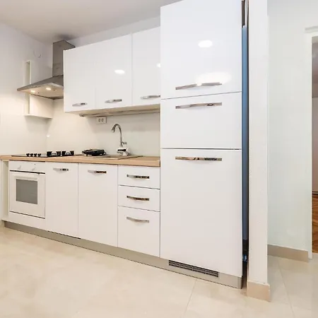 Beautiful In With Kitchen Apartment *
